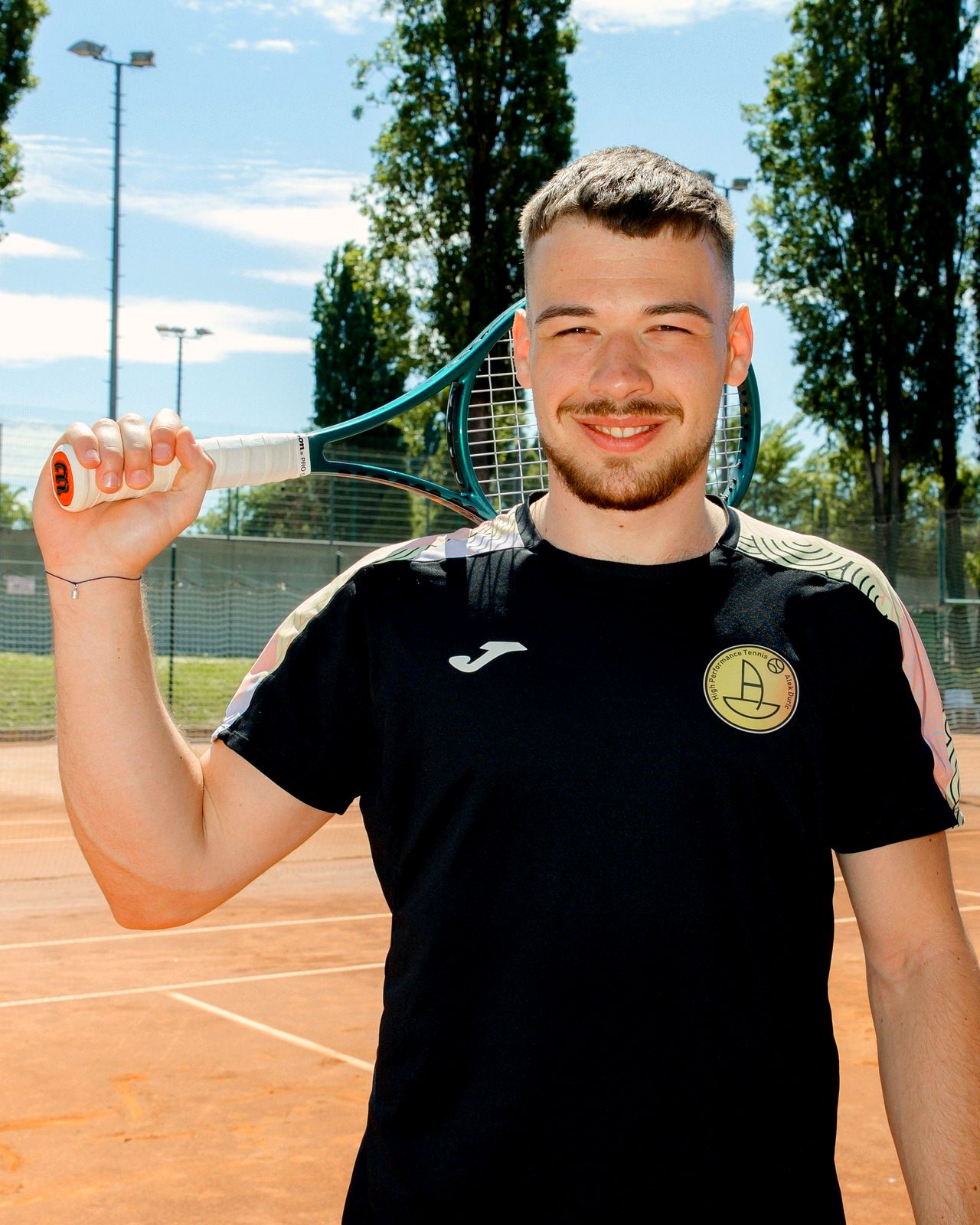 David Colovic, Tennis Coach, mit dem Schläger auf der Schulter auf dem Sandplatz