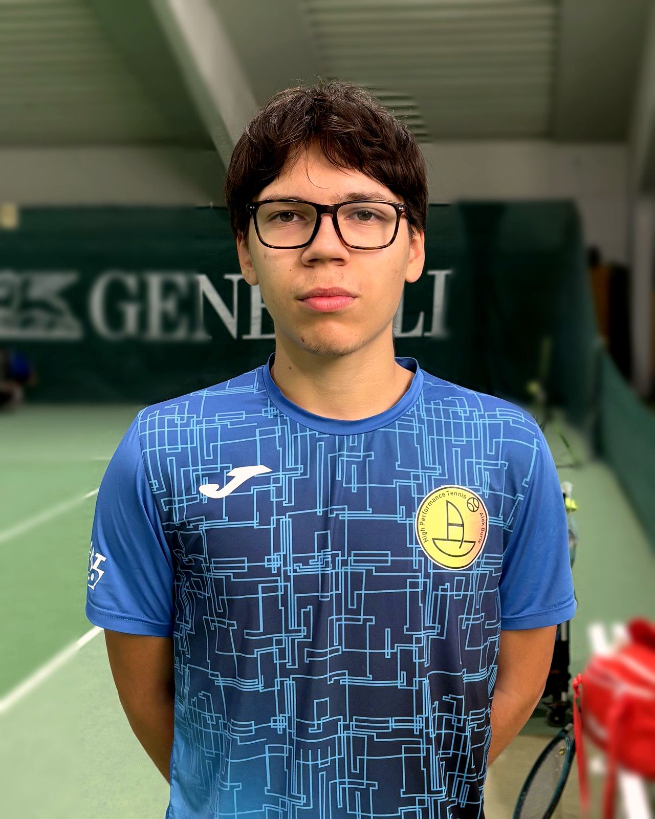 Jonas Zarić, Tennis Coach, in der Tennishalle