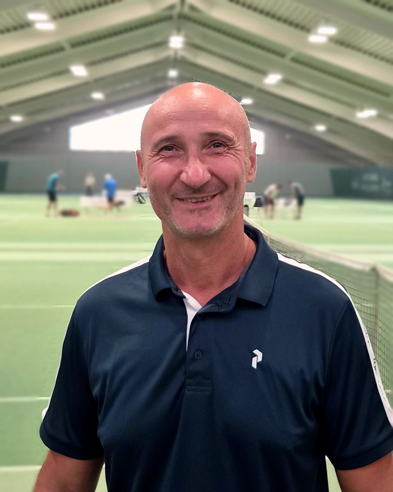 Roland Repasi, Athletic Coach, lächelnd in der Tennishalle